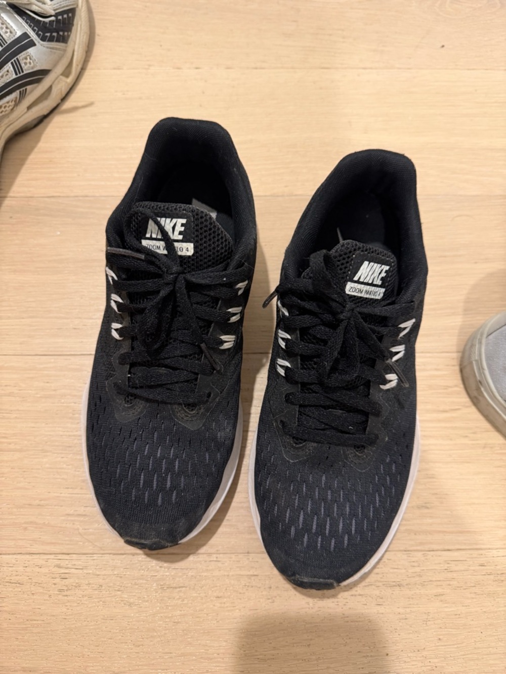 Nike Black and White Men’s Zoom Winflo Athletic Sneakers